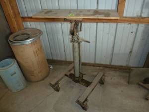 lot 23 image: Hydraulic Transmission Jack