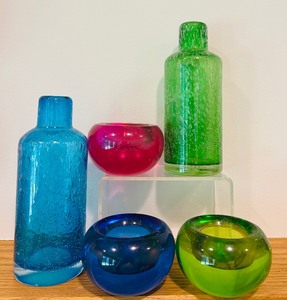 lot 91 image: Set of 5  Art Glass Style Vases and Crate and Barrel Tealight Holders