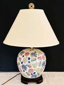lot 65 image: Beautiful Table Lamp