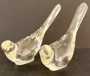 lot 48 image: DR - Pair of Vintage Clear Glass Bird Figurines