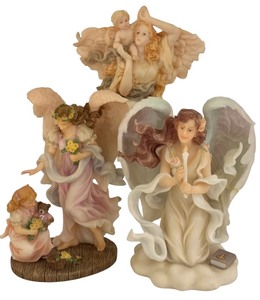 lot 112 image: DR - Set of 3 Vintage Seraphin Classics Angel Figurines