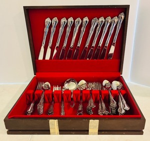 lot 173 image: K - Oneida Stainless Flatware Set with Wooden Case - 78 Pieces