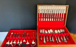 lot 163 image: K - Vintage Oneida USA 48-Piece Silverplate Flatware Set with Serving Pieces in Wooden Case