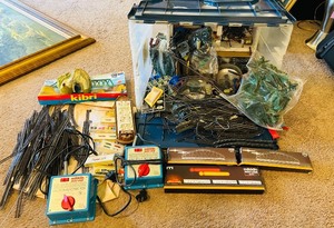 lot 186 image: LR - Marklin Mini-Club Z Scale Model Train Set with Track, Transformers, and Accessories