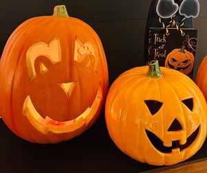 lot 85 image: K - Halloween Decor Lot with 3 Light-Up Jack-O-Lanterns and 33 Inch Cat Sign