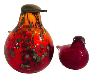 lot 41 image: DR - Set of 2 Iittala Glass Blown Red Bird Figurines