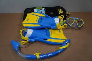 lot 138 image: US Divers Adult Snorkel Set - Fins Size Small