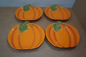 lot 185 image: Set of Four Pumpkin Plates