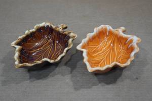 lot 186 image: 2 Hull USA Pottery Leaf Dishes