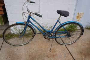 lot 200 image: Vintage Schwinn Road Bike