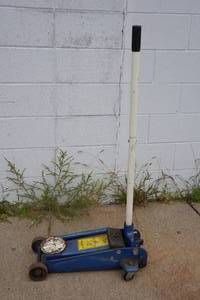 lot 201 image: Northern 2-12 Ton Floor Jack