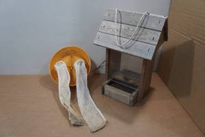 lot 194 image: Bird Feeders
