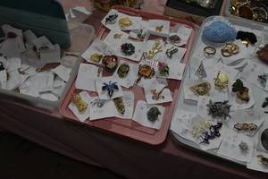 lot 171 image: Assorted Pins and Earrings