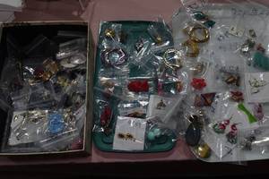 lot 172 image: Assorted Earrings