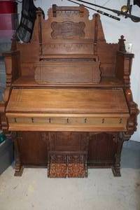 lot 8 image: Antique Chicago Pump Organ