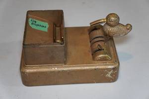 lot 27 image: Vintage Cigarette HolderDispenser