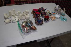 lot 149 image: Assorted Holiday Dcor
