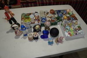 lot 152 image: Mini Mugs and Trinkets
