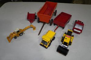 lot 160 image: Vintage Tonka Mini Tractors and Trailers