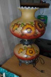 lot 33 image: Vintage Table Lamp