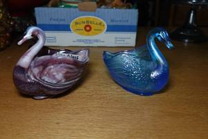 lot 36 image: 2 Glass Swans