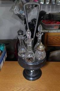 lot 38 image: Vintage Cruet Set
