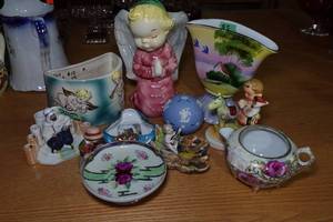 lot 43 image: Assorted Trinkets and Cigarette Holder