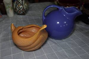 lot 55 image: Hull USA Pottery Cornucopia and Pitcher