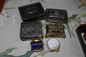 lot 70 image: Vintage Trinket Dishes