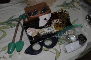 lot 71 image: Assorted Vintage Pieces - Shoe Horns, Goggles, Razor