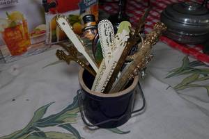 lot 80 image: Assorted Vintage Letter Openers