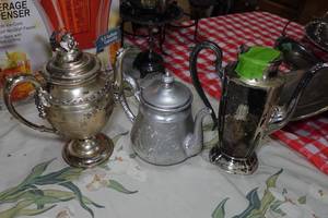 lot 81 image: 3 Vintage Tea Pots