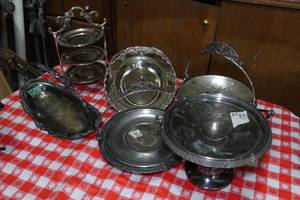 lot 82 image: Vintage Service Platters