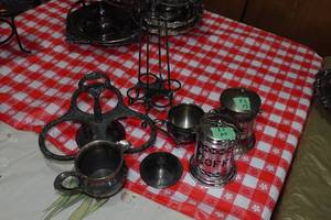 lot 83 image: Assorted Vintage Service Pieces