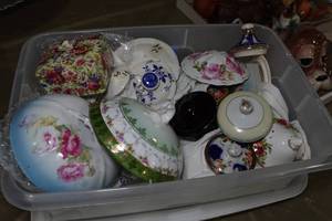 lot 87 image: Assorted Tea Pot Lids