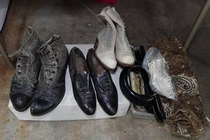 lot 100 image: Vintage Shoes and Purses