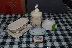 lot 102 image: Assorted Soap Dishes