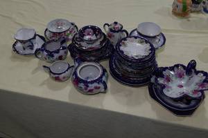 lot 113 image: Assorted Floral Tea PlatesPotCups