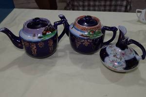 lot 117 image: 3 Tea Pots