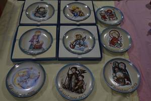 lot 121 image: 9 Christmas Plates