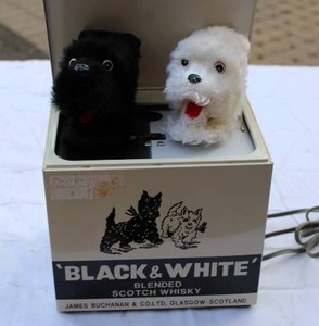 lot 21 image: Vintage Black & White Blended Scotch Whiskey Mechanical Scottieterrier display