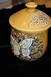 lot 84 image: MID-CENTURY MODERN COOKIE JAR  BUTTERFLY & FLOWER THEME  MUSHROOM SHAPE  VINTAGE CHARM