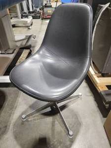 lot 8 image: Knoll Chair without Wheels (585099) Knoll Brand Tag or Markings Not Present