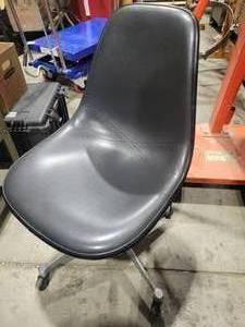 lot 9 image: Knoll Chair With Wheels (585098) Knoll Brand Sticker or Mark Not Present