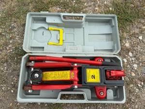 lot 21 image: 2 Ton Hydraulic Floor Jack