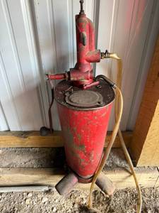 lot 25 image: Vintage Oil Pump