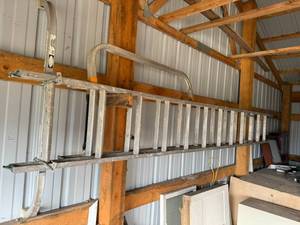 lot 6 image: Aluminum Extension Ladder with Stabilizer