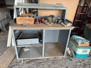 lot 36 image: Shop Bench on Wheels - Contents Included