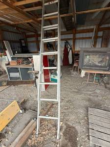 lot 48 image: Aluminum Extension Ladder