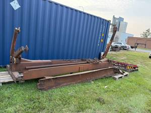 lot 10 image: 2 Post Lift 